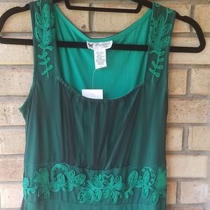 Sleeveless dress with embroidery